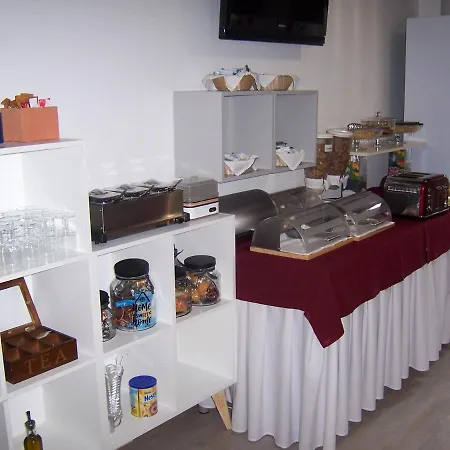 Santa Apolonia فندق 3*
